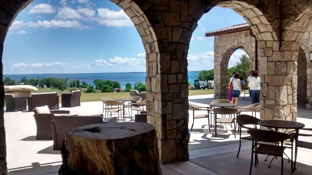 Gorgeous 2 Bedroom Lake View Condo Traverse City Exterior foto
