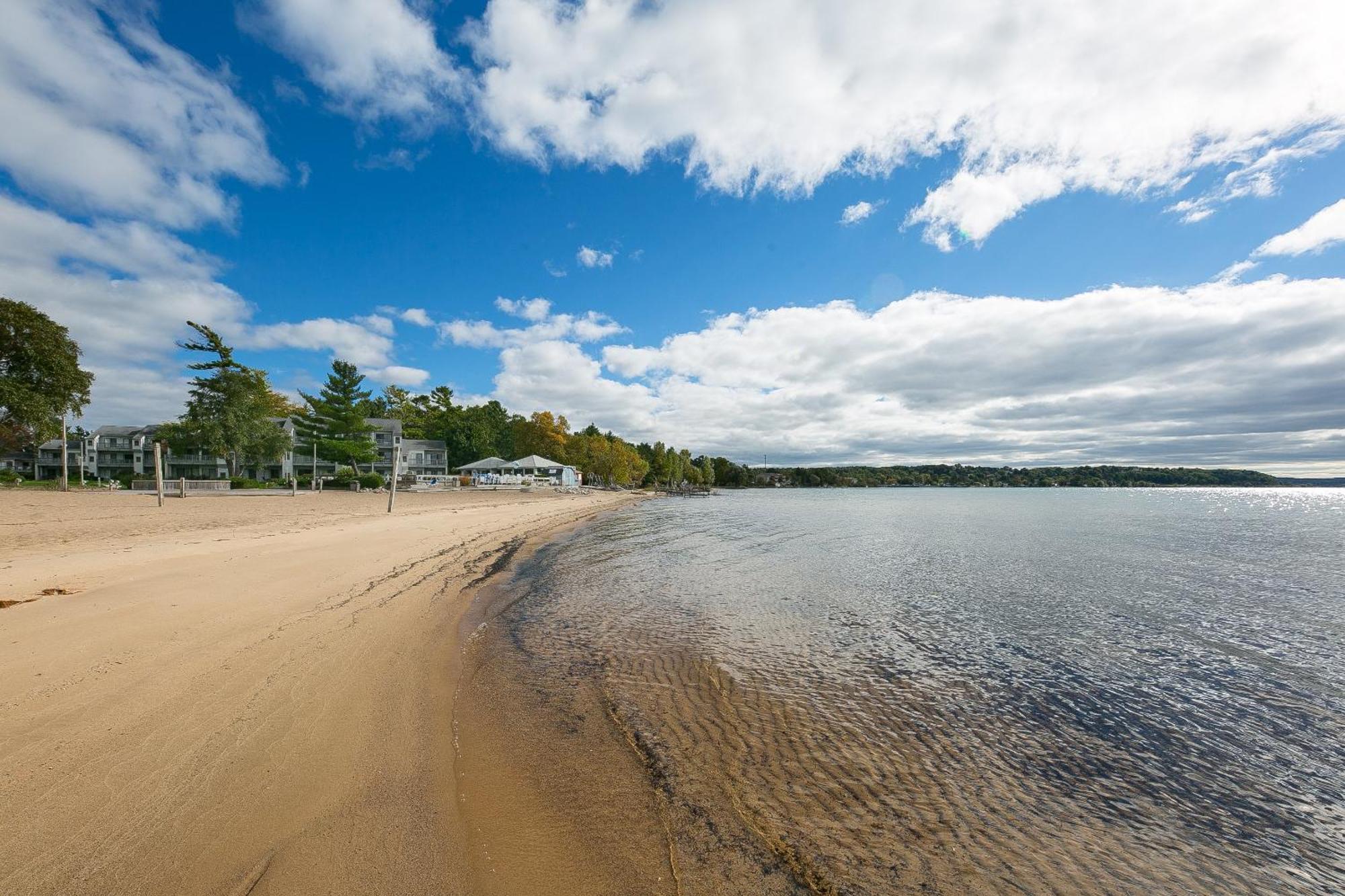 Gorgeous 2 Bedroom Lake View Condo Traverse City Exterior foto