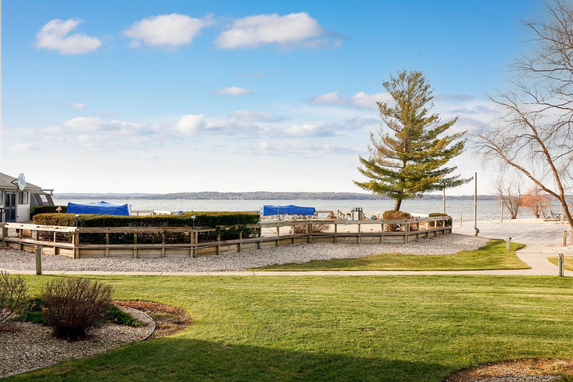 Gorgeous 2 Bedroom Lake View Condo Traverse City Exterior foto